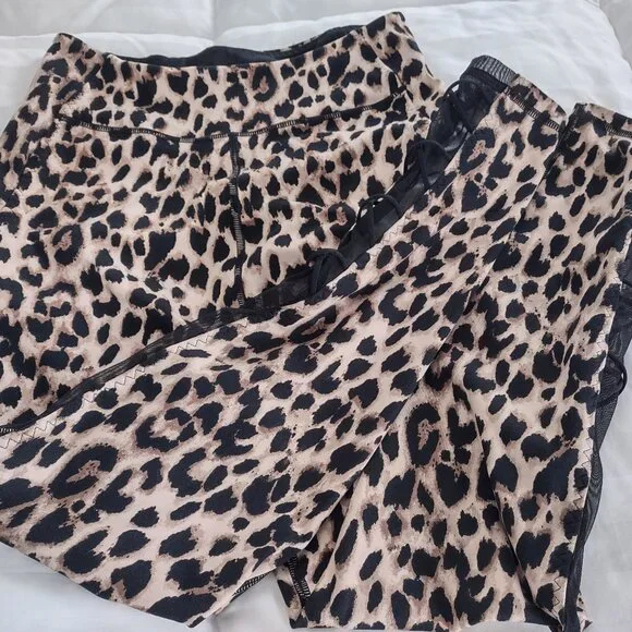 Women's leopard print stretch leggings, Medium. EUC - Picture 2 of 5